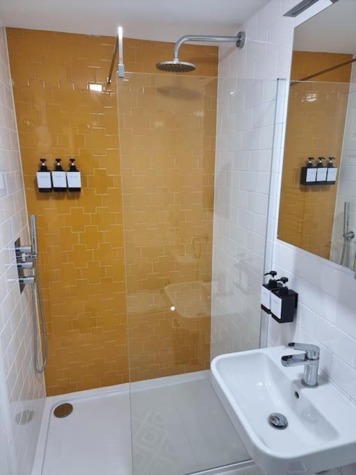 Entire Ground Floor Flat, Free Off-Street Parking And Large Garden Londres Exterior foto